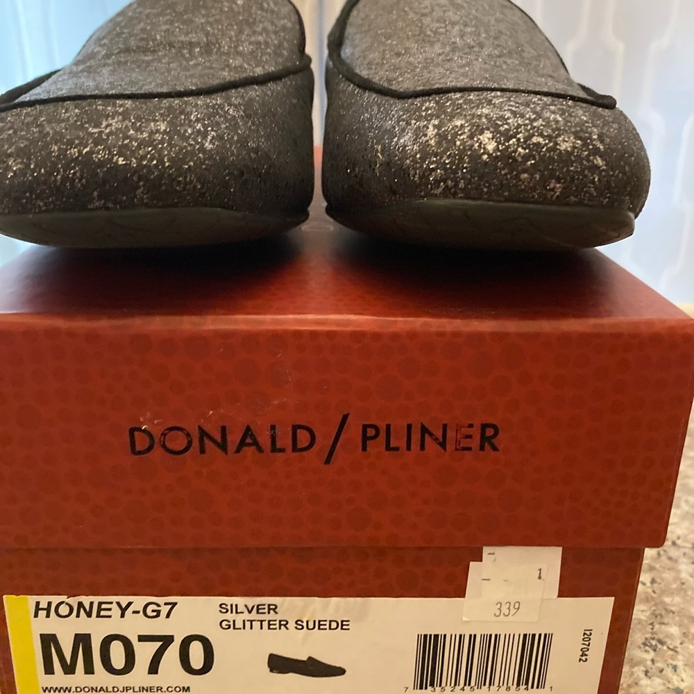 Brand New Womens Donald/Pliner Silver Glitter Suede shoes Size 7 - Picture 4 of 4